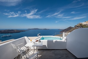 Outdoor pool, pool umbrellas, sun loungers - Villa Renos (Santorini)