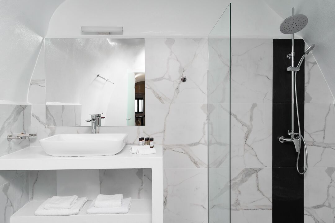 junior suite (caldera view) | bathroom | shower, free toiletries, hair dryer, bathrobes