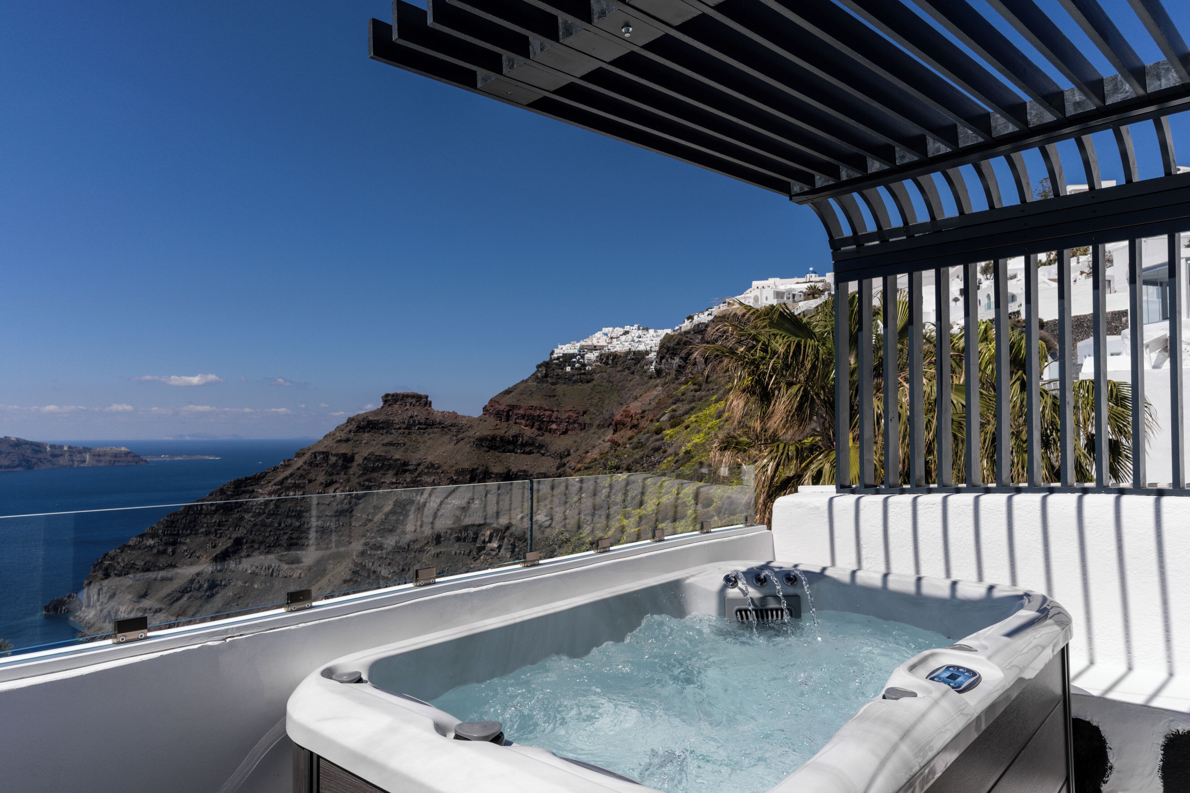 Honeymoon Suite (Outdoor Jetted Tub and Caldera View) | Jetted tub