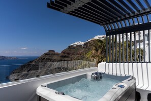 Honeymoon Suite (Outdoor Jetted Tub and Caldera View) | Jetted tub