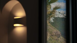 Tradisjonell suite, massasjebadekar (Caldera View) | Safe på rommet, skrivebord, wi-fi (inkludert) og sengetøy