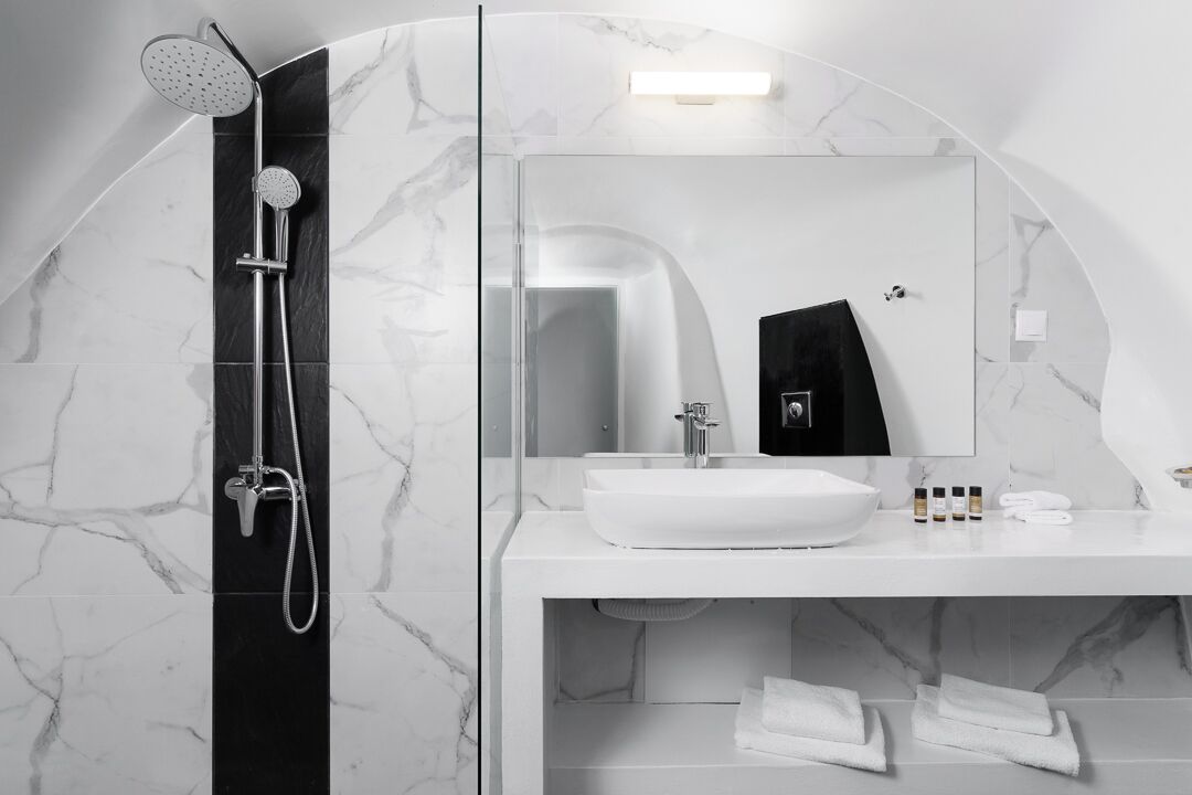 suite, jetted tub (mill suite - caldera view) | bathroom | shower, free toiletries, hair dryer, bathrobes