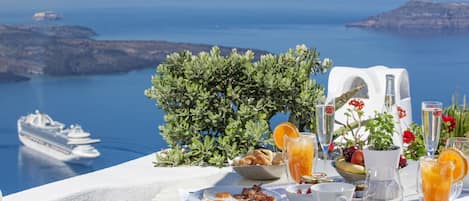 Daily continental breakfast (EUR 20 per person)