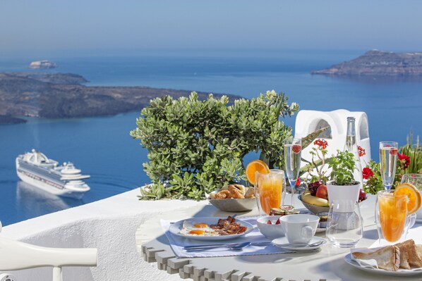 Daily continental breakfast (EUR 20 per person)