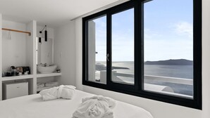 Studio with Outdoor Jetted Tub and Caldera View | Safe på rommet, skrivebord, wi-fi (inkludert) og sengetøy