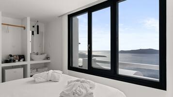 Studio with Outdoor Jetted Tub and Caldera View | 1 bedroom, in-room safe, desk, free WiFi