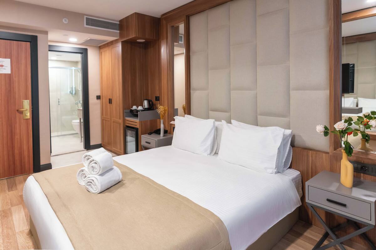 Frigobar, cofres nos quartos, quartos à prova de som