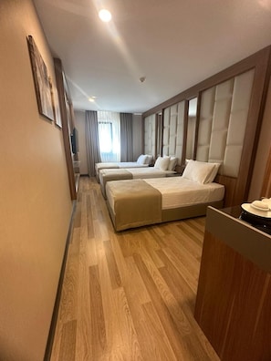 Dreibettzimmer | Minibar, Zimmersafe, schallisolierte Zimmer, Internetzugang