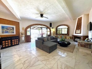 Departamento, 2 habitaciones | Área de sala de estar | Televisión 