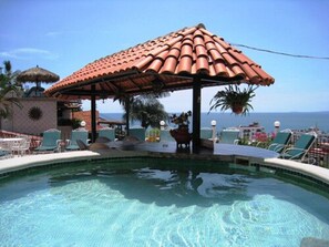 2 Außenpools, geöffnet von 09:00 Uhr bis 23:00 Uhr, Sonnenschirme