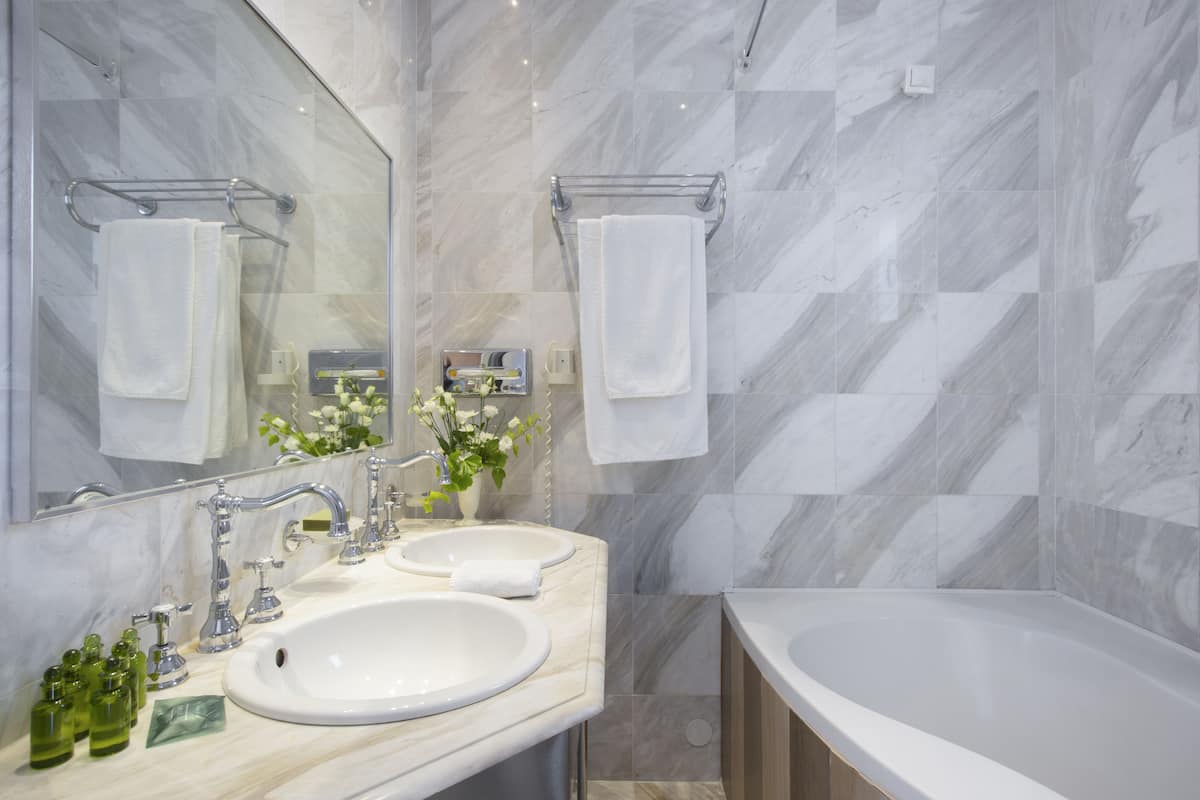 standard twin room, sea view | bathroom | bathtub, designer toiletries, hair dryer, bathrobes