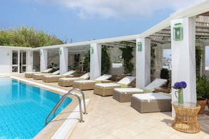 Seasonal outdoor pool, pool umbrellas, sun loungers - Dorion Hotel (Mykonos)