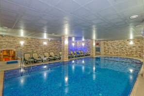 Innenpool, Außenpool, Sonnenschirme, Liegestühle