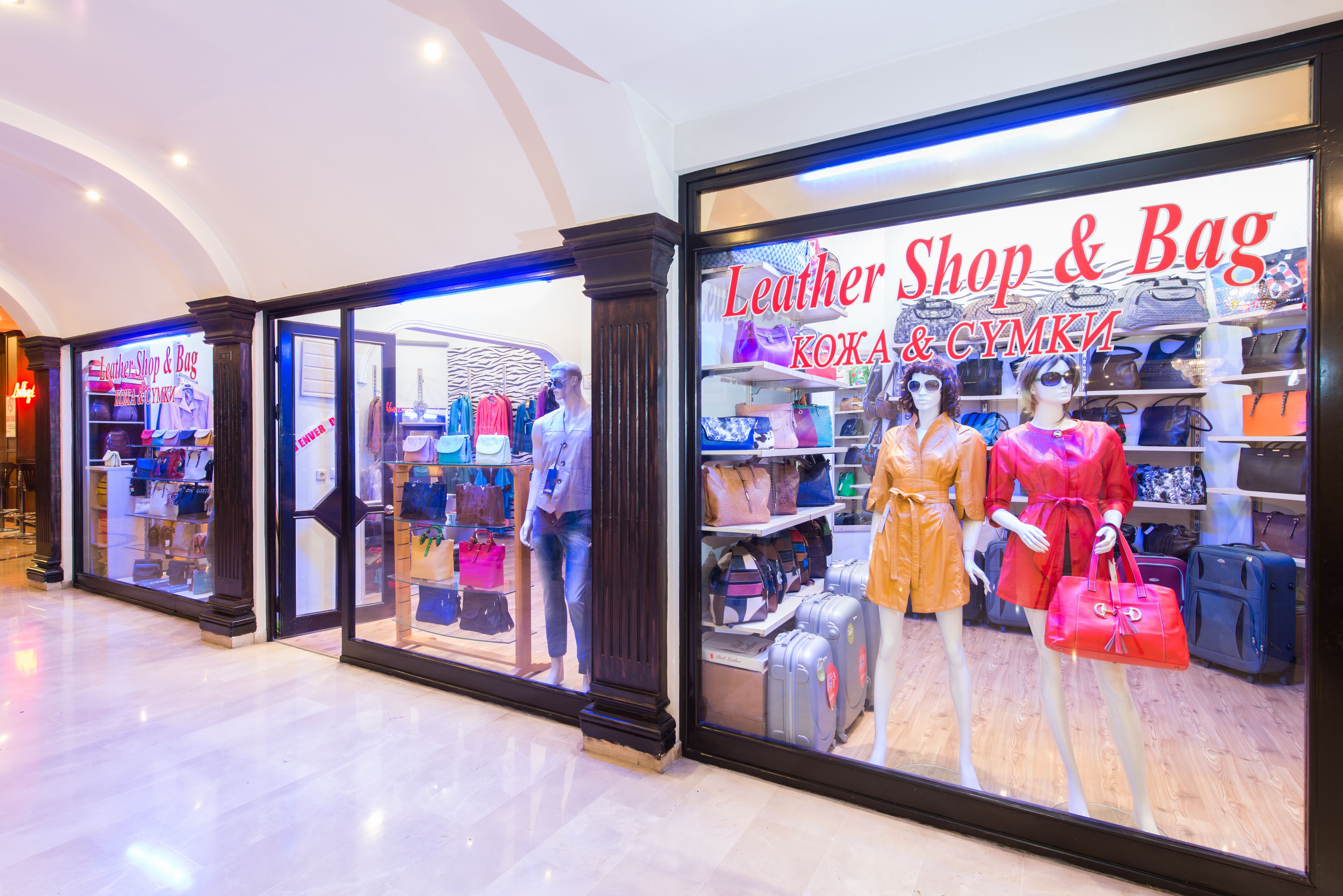 Una tienda con maniquíes que exhiben bolsos y ropa.