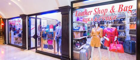 Una tienda con maniquíes que exhiben bolsos y ropa.