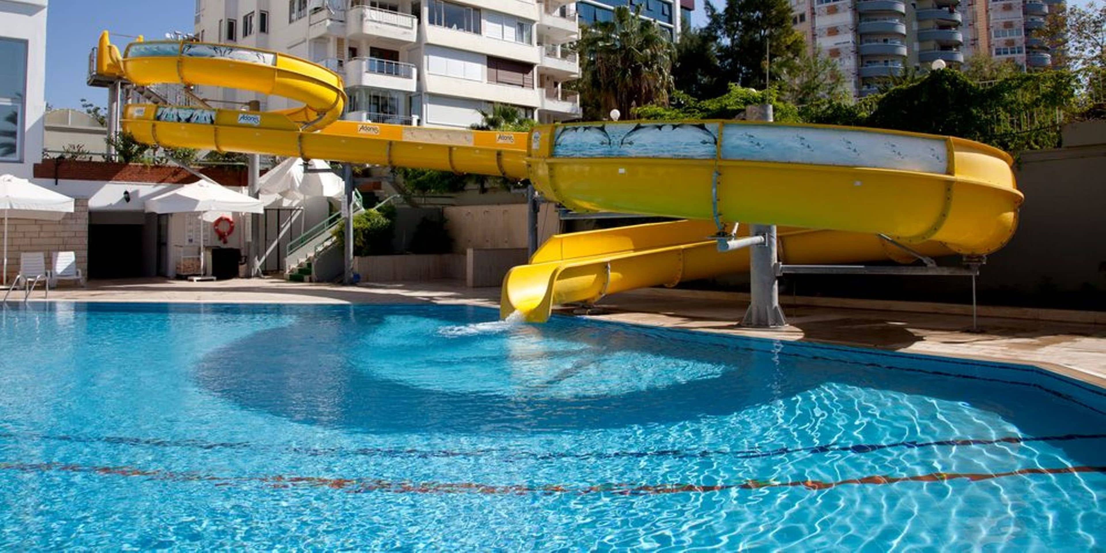 Ein Schwimmbecken mit Wasserrutsche.