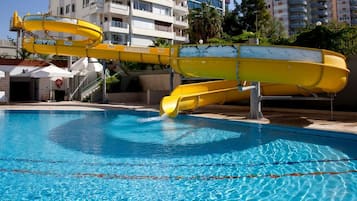 Ein Schwimmbecken mit Wasserrutsche.