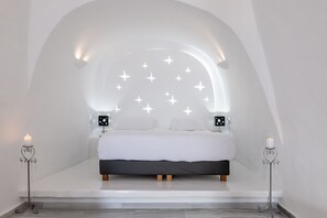 Classic Suite (La Luna) | Egyptian cotton sheets, pillowtop beds, in-room safe, desk - Asteras Villas (Santorini)