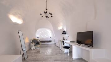 Suite (La Luna) | Egyptian cotton sheets, pillowtop beds, in-room safe, desk