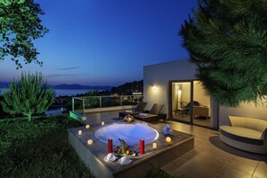 Outdoor spa tub