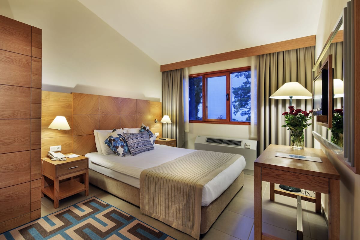 Family Room (Club) | 2 bedrooms, free minibar, in-room safe, desk