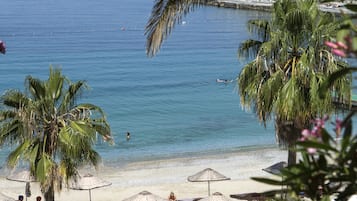 Aan een privéstrand, een gratis shuttleservice van/naar het strand