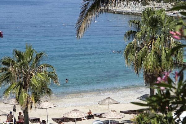 Private beach, free beach shuttle, sun loungers, beach towels