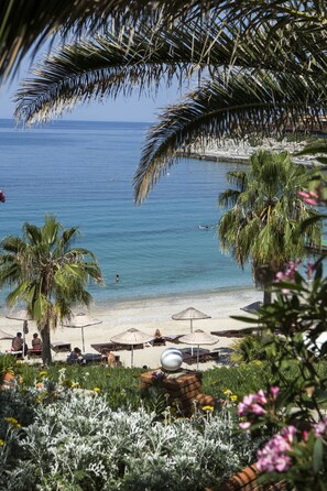 Private beach, free beach shuttle, sun loungers, beach towels