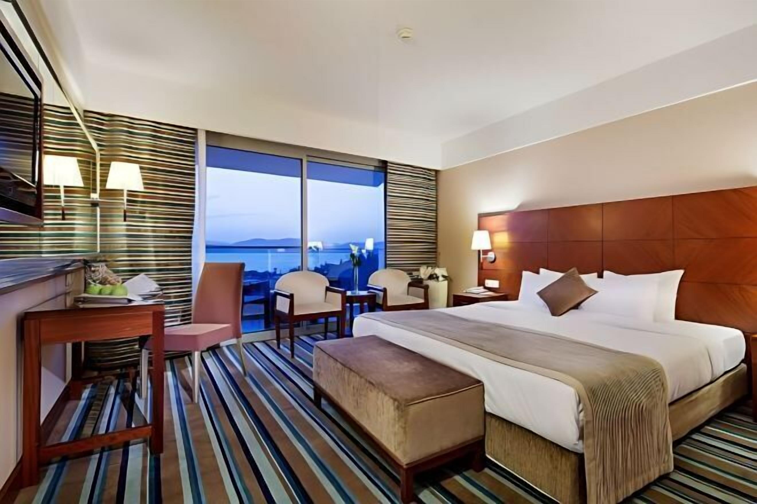 عناصر مجانية داخل الميني بار وخزنة داخل الغرفة ومكتب