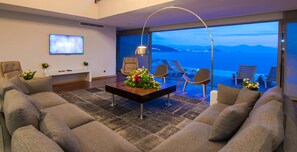 Villa Deluxe (Private Pool) | Área de sala de estar | Televisión LCD