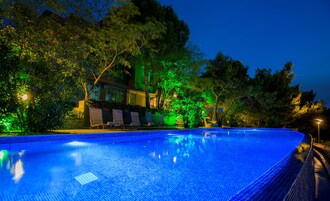 迷你吧（备有免费物品）、客房内保险箱、办公桌