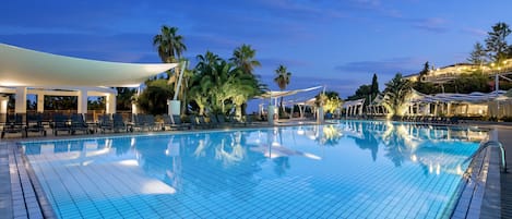 Inomhuspool, 3 utomhuspooler och solstolar
