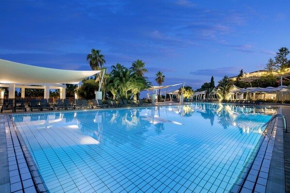 Piscina interna, 3 piscinas externas, espreguiçadeiras