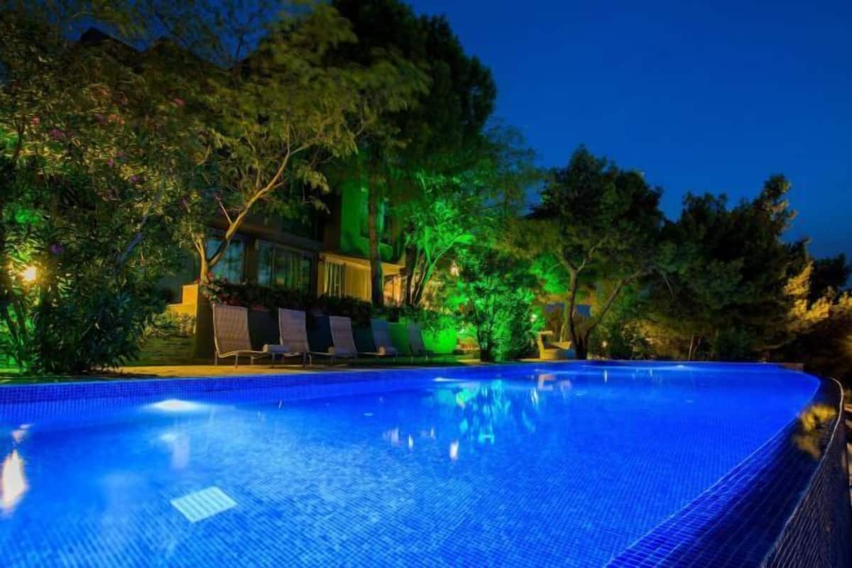 Pool | Indendørs pool, 3 udendørs pools, liggestole