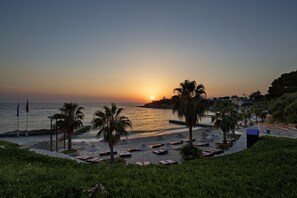 Private beach, free beach shuttle, sun loungers, beach towels