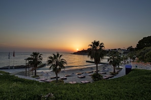 Private beach, free beach shuttle, sun loungers, beach towels