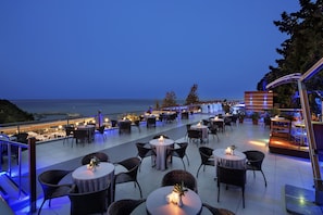9 quầy bar/khu lounge, 2 quán bar cạnh hồ bơi, quán bar trên bãi biển