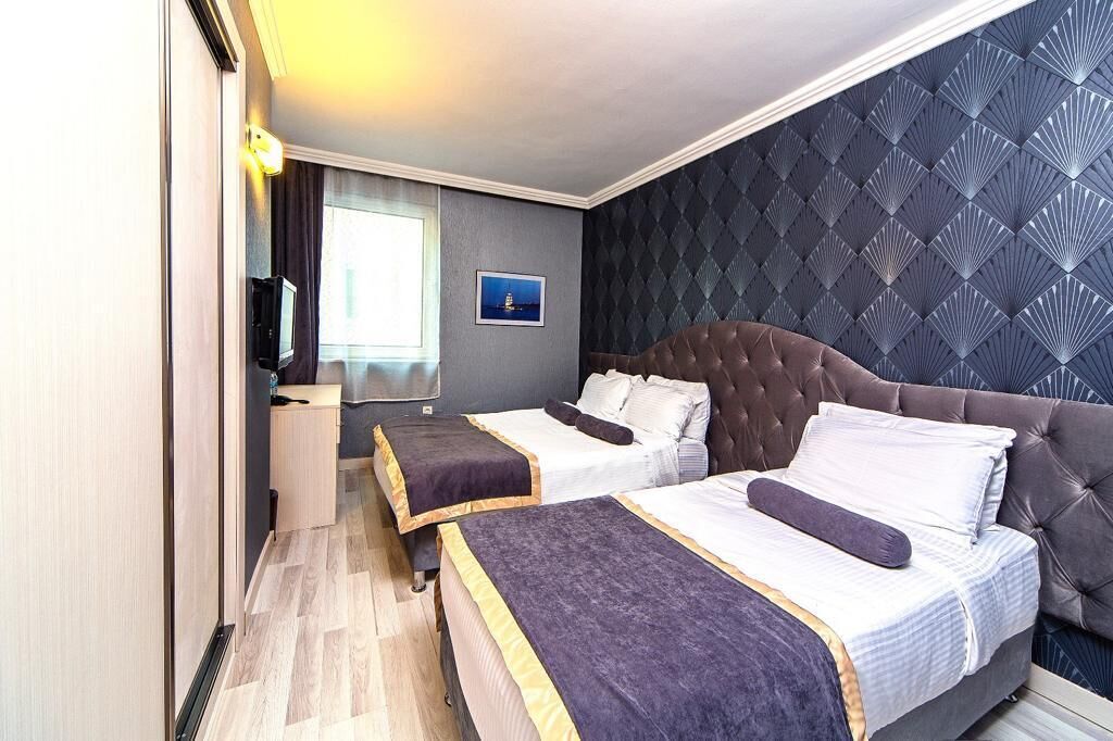 Værelse til 3 personer | Minibar, pengeskab på værelset, skrivebord