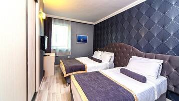 Chambre Triple | Minibar, coffres-forts dans les chambres, bureau