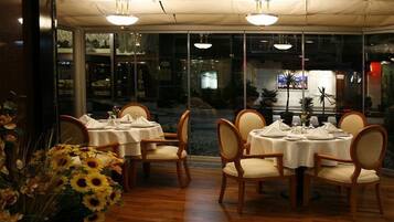 2 restauranter; serverer morgenmad