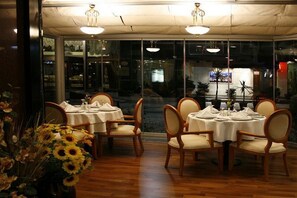 2 restaurants, breakfast served