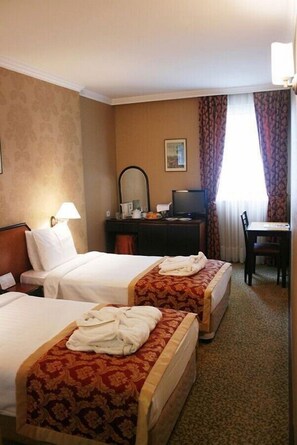 Triple Room | 1 bedroom, minibar, in-room safe, desk