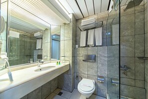Combined shower/bathtub, free toiletries, hair dryer, slippers