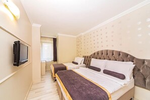 Chambre triple | Minibar, coffre-fort, bureau