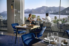 4 restaurantes; se sirven desayunos 