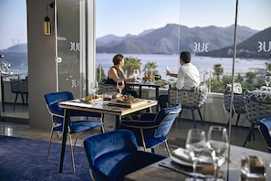 4 restaurantes; se sirven desayunos