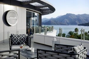 3 restaurants, breakfast served