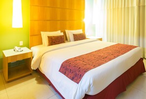 Minibar, brankas, meja kerja, dan tirai kedap cahaya