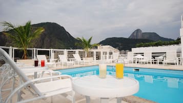 Piscina externa, espreguiçadeiras