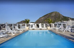 Una piscina al aire libre, tumbonas